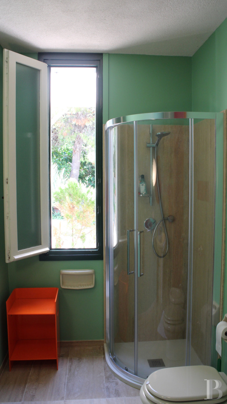 En Sicile, à l’est de Palerme, une maison d’inspiration moderniste en balcon sur la mer - photo  n°21